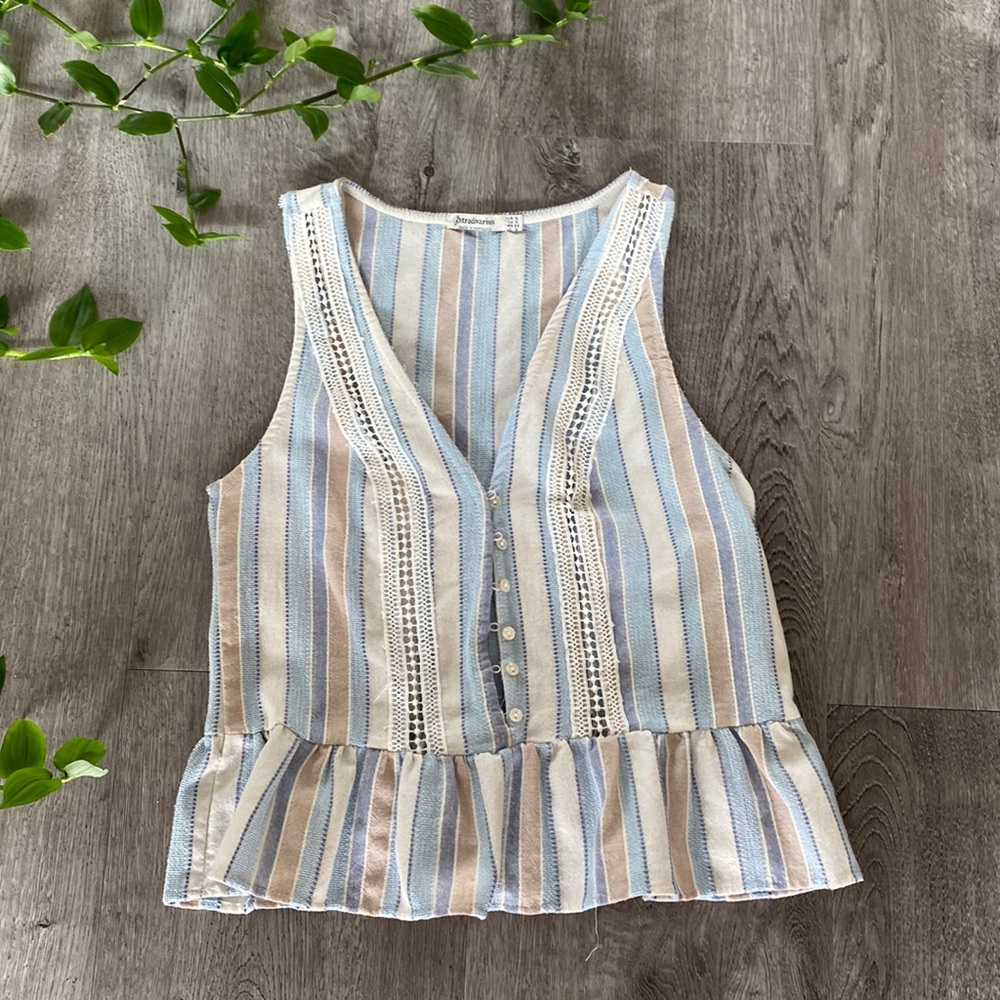 Gorgeous v-cut, key hole button up tank.